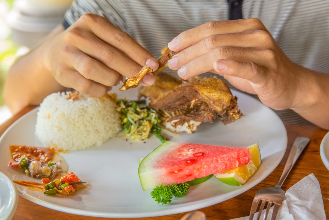 Photo Cara Memakan Bala-bala Dengan Sendok