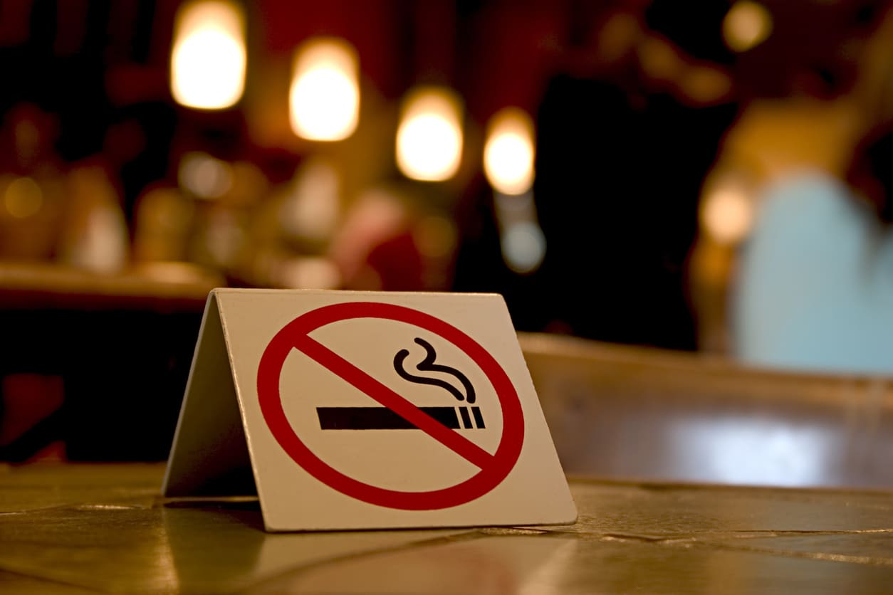 Tips Mengatasi Asap Rokok Jika Anda Perokok Pasif | HonestDocs